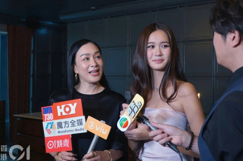 Cayla指自己目前学业很忙,没有拍拖,Christy说:「拍拖好平常,边个唔拍拖?但我觉得而家俾佢Focus学啲嘢,读书比较紧要啲,但系呢啲唔可以control。(记者:佢咁靓女,惊唔惊佢俾人呃呀?)哗!你唔知佢个性格呀!我唔会惊呀,哈哈哈!」
