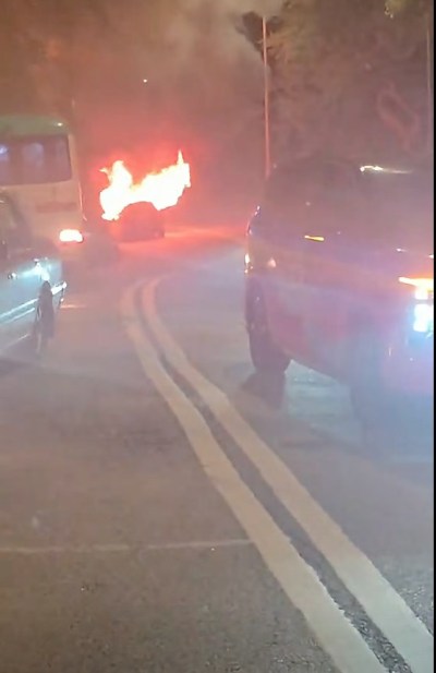 赤柱村道私家车自燃引大火 司机惊险逃生道路全封闭-硕谷新闻聚合