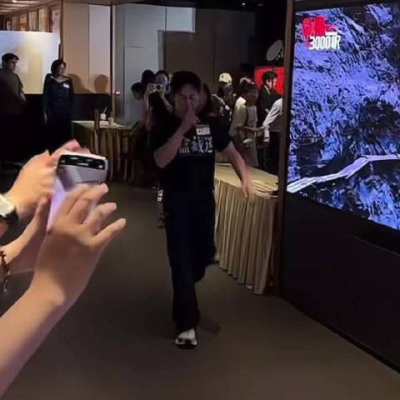 张颂文亲切互动：借用粉丝手机无死角合影，现场氛围温馨-硕谷新闻聚合